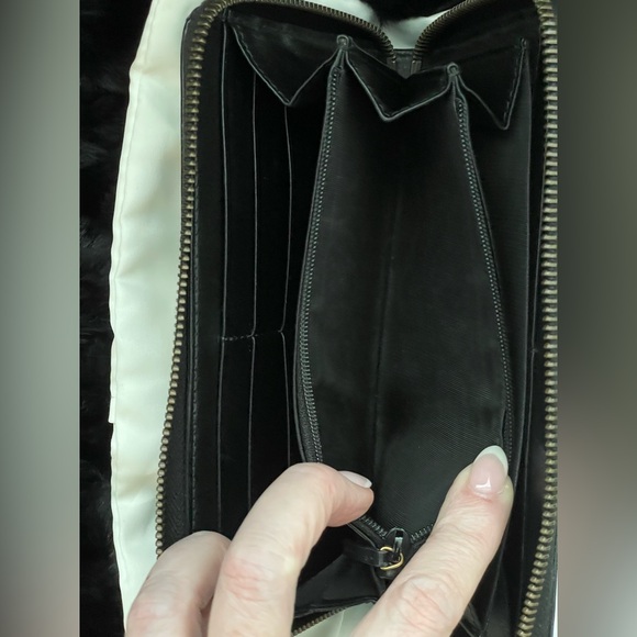 GUCCI GG Marmont Black Quilted Matelasse Leather Zip Around Wallet (443123.2149) - Picture 12 of 13